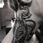 One of Neil Dransfield's exquisite skeletons (IG—neil_dransfield_tattoo). #black #dark #heart #NeilDransfield #neotraditional #skeleton