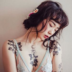Blackwork floral fine-line tattoos by Zihwa.  #Zihwa #ReindeerInk #southkorean #fineline #blackwork #floral #flower #tattooedwomen