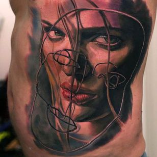 Tatuaje de mujer y cables por Dongkyu Lee @q_tattoos #dongkyu #dongkyulee #realism #realistic #retrato #corea #wire