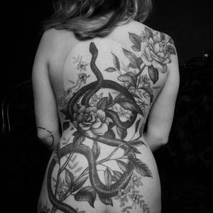 Snake and roses backpiece tattoo by Talley Matthew #TalleyMatthew #blackandgrey #rosetattoos #newtraditional #neotraditional #mashup #rose #flower #leaves #nature #snake #reptile #moon #backpiece #tattoooftheday