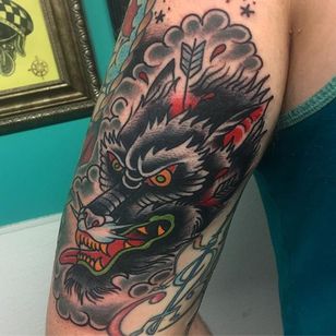 Tatuaje de lobo por Mikey Sarratt