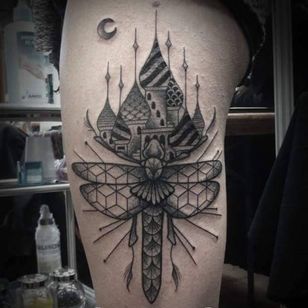 Tatuaje de libélula por Bastartz #Bastartz #blackwork #geometric # Dragonfly #russiancastle
