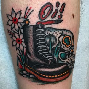 Oi! A boot next to a skull and some flowers by Mike Suarez (IG— suarezism). #boot #flowers #MikeSuarez #skull #traditional