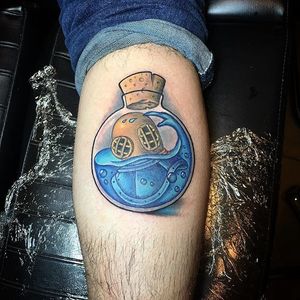 Deep sea diver inside a jar (via IG—scramptattoos) #masonjar #jartattoo #sceneinsideajar