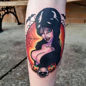 Sabe quem fez essa tatuagem? Conte pra gente! #Elvira #RainhaDasTrevas #MistressOfTheDark #CassandraPeterson