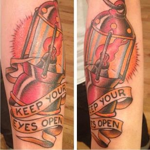 Un hermoso tatuaje de una linterna luminosa de Oliver Peck (a través de IG - oliverpecker) #OliverPeck #InkMaster #traditional #lantern #banner
