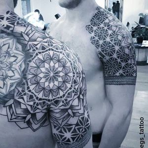 Awesome mirror shot of this cool tattoo done by Keegan Sweeney. #KeeganSweeney #keegstattoo #geometrictattoo #blackwork