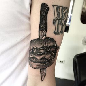 Tattoo por Toby Jenkins! #Hamburguer #burger #burgerlove #hamburger #blackandgrey #pretoecinza