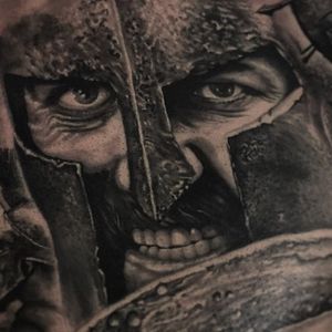 A closeup of Mario Hartmann's depiction of Leonidas from 300 (IG—mario_hartmann_tattooist). #300 #blackandgrey #Leonidas #MarioHartmann #portraiture #realism #Spartan