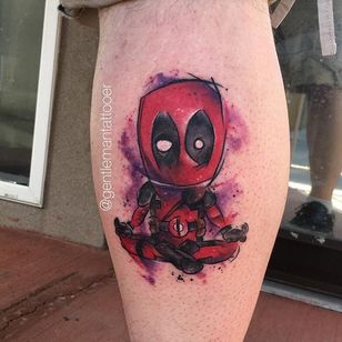 Tatuaje ilustrativo de Deadpool en acuarela de Ryan Tews.  #acuarela #incompleto #ilustrativo #Deadpool #marvel #RyanTews