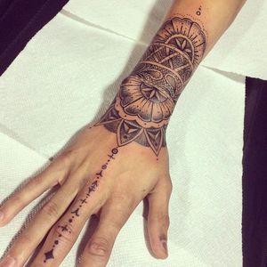Henna inspired tattoo by Romeo Lacoste #hennainspired #geometry #linework #RomeoLacoste #dotwork #hand