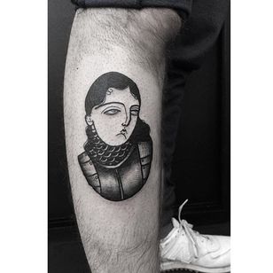 Tatuaje Blackwork de Fidjit Lavelle.  #Fidjit #FidjitLavelle #blackwork #retrato #mujer #joanofarc