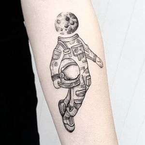 Cosmonaut by Hannah Nova (Via IG hannah_novart) #astronaut #moon #space #simple #finelines #HannahNovaDudley