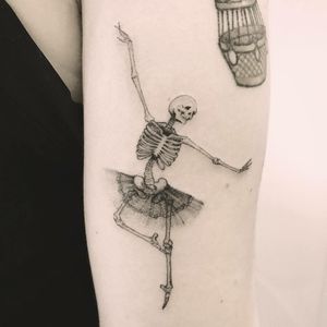 #ChiquinhoGomes #brasil #brazil #brazilianartist #tatuadoresdobrasil #delicate #delicada #fineline #blackwork #skull #caveira #esqueleto #skeleton #dance #dança #dancer #bailarina #ballet #balé #saia #skirt #tutu #pontilhismo #dotwork