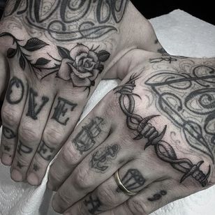 Tatuaje de nudillo por Gianluca Fusco #knuckle #blackandgrey #blackandgreyart #fineline #blackandgreyartist #GianlucaFusco