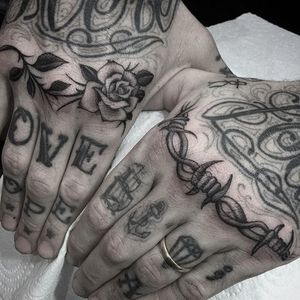 Knuckle Tattoo by Gianluca Fusco #knuckle #blackandgrey #blackandgreyart #fineline #blackandgreyartist #GianlucaFusco