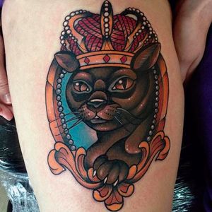 Neotraditional tattoo by Manu Cruz #neotraditional #crown #frame #king #cat #animal #ManuCruz