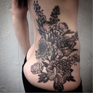 Amazing botanical rib and hip tattoo #KerryBurke #blackwork #blacktattoo #darkartists #botanicaltattoo #flowertattoo #blackbotanists #peonies #roses #bluebonnets #vintageflowers #vintagebotanical
