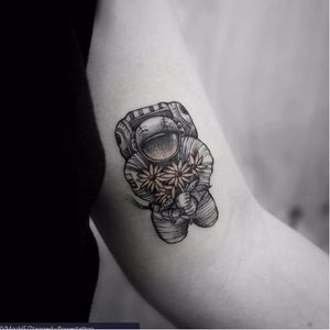 Sabe quem fez essa tatuagem? Conte pra gente nos cometários! #flower #astronaut #fineline  #delicate
