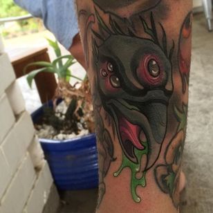 Tatuaje de cabeza de cuervo por Henri Middlemass #crow #crowhead #newschool #newschoolartist #bold #australianartist #HenriMiddlemass