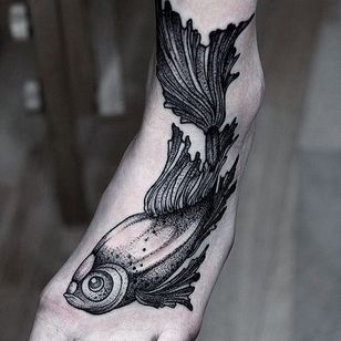 Tatuaje de pez por Pavlo Balytskyi #fish #fishtattoo #blackwork #blackworktattoo #illustrative #illustrativetattoo #blackink #PavloBalystskyi