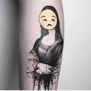 Mona Lisa is not amused tattoo by Вэйстэд Лайф aka 54.43_20.30 #ВэйстэдЛайф #54.43_20.30 #funnytattoos #realism #realistic #illustrative #monalisa #painting #LeonardodaVinci #emoji #emoticon