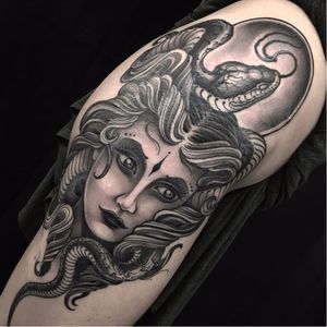 Medusa sinistramente linda! #LorenzoGentil #TatuadoresDoBrasil #Pretoecinza #blackandgrey #medusa #mitologia #mithology #cobra #snake