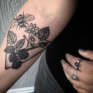 11 Tattoos Bursting With Blackberry Goodness • Tattoodo 11 Tattoos Bursting With Blackberry Goodness • Tattoodo