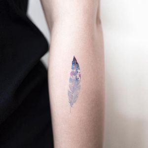 Take a close look at how beautifully subtle the use of color is in this feather.  (Via Instagram ilwolhongdam) #hongdam #tinytattoo #perfectplacement #feather #watercolor #delicate