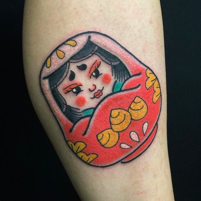 Otro adorable tatuaje de muñeca japonesa de Horitou.  #ThomasPineiro #Horitou #blackgardentattoo #japanese #doll