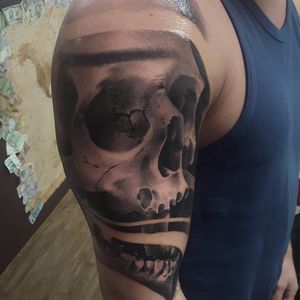 Tattoo por Connor Prue! #ConnorPrue #blackandgrey #realism #realismo #pretoecinza #blackandgreyrealism #skull #caveira