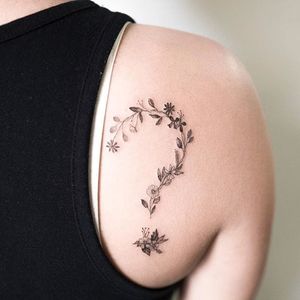 Is this a pretty floral tattoo? Yes, yes it is.  (Via Instagram ilwolhongdam) #hongdam #tinytattoo #perfectplacement  #flower #questionmark #back