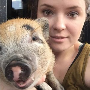 Becca Genné-Bacon hanging out with Miss Pearl the Pig (IG—beccagennebacon). #bangers #BeccaGennéBacon #traditional