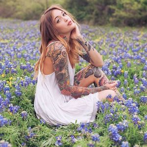 Bluebonnets by Anna Szczekutowicz via instagram torrieblake #bluebonnets #Texas #tattooedmodel #alternativemodel #flowers #wcw #torrieblake