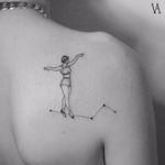 Equilíbrio #VioletaArus #gringa #minimalist #minimslista #blackwork #surrealism #surrealismo #delicada #delicate #woman #mulher #constellation #constelação #stars #estrelas #dots #pontos #equilibrio