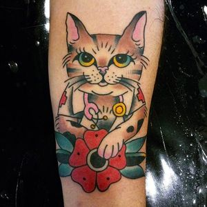 Gatinho por Cuba Jones! #CubaJones #TatuadoresBrasileiros #TatuadoresdoBrasil #TattooBr #TattoodoBr #OldSchool #Tradicional #Traditional #cat #kitty #medico #medic Flor #flower