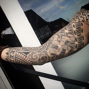 Left arm sleeve. (via IG - colinzumbro) #geometric #polynesian #blackwork #sleeve #largescale #colinzumbro