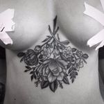 Por Kailee Love #KaileeLove #gringa #blackwork #blackandgrey #pretoecinza #flor #flower #underboob #botanica #botanical