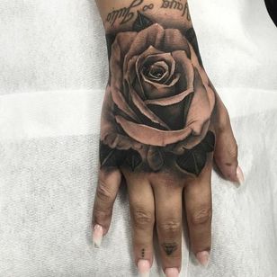 Tatuaje de rosa por Andy Blanco #rose #blackandgrey #blackandgreytattoo #blackandgreytattoos #realism #realismtattoo #AndyBlanco #realisticrose