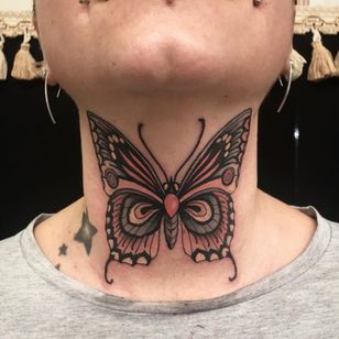 Tatuaje de mariposa en el cuello de Vale Lovette #ValeLovette #color #neotraditional #Artnouveau #butterfly #wings #pattern #throat tattoo #ornamental