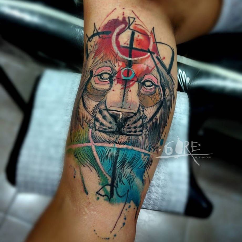 Majestuoso tatuaje de león.  Tatuaje de Diego Calderon #ArtByDiegore #DiegoCalderon #ColombianTattooers #ColombianArtists #watercolor #abstract #leon