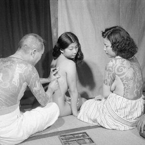 Two women being tattooed tebori style back in the early 1900s. #Irezumi #Japanese #tebori #traditional