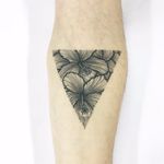 Tattoo feita por Cabelo Tattoo! #CabeloTattoo #tatuadoresbrasileiros #flores #flowers #flor #flower #flortattoo #flowertattoo #triangle #triangletattoo #triângulo #triângulotattoo