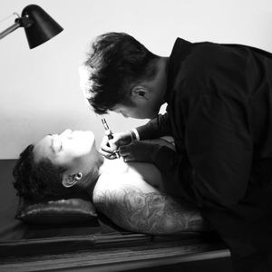 Hongdam tattooing one of his clients (IG—ilwolhongdam). #blackandgrey #fineline #Hongdam #microtattoo #miniature #realism