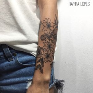 #RayraLopes #brasil #brazil #TatuadorasDoBrasil #blackwork #brazilianartist #flor #flower #folha #leaf #botanica #botanical #pontilhismo #dotwork