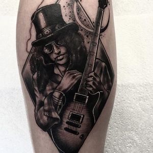 Guitar god Slash by Neil Dransfield (IG—neil_dransfield_tattoo). #black #dark #NeilDransfield #neotraditional #portraitrue #slash