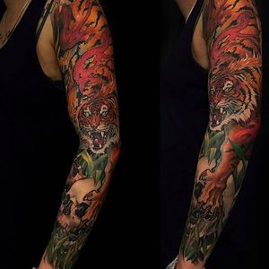 Amazing colored tiger sleeve with a skull, tattoo by Tony Hu. #TonyHu #Tiger #Tora #sleeve #neooriental