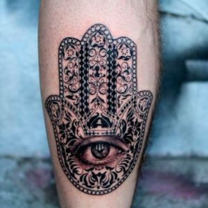 Beautiful bold linework mixed with soft realism eye in this Hamsa tattoo Photo from Luc Suter on Instagram #LucSuter #BlackDiamondTattoo #LosAngeles #blackworker #fineline #realistic #hamsa #eye