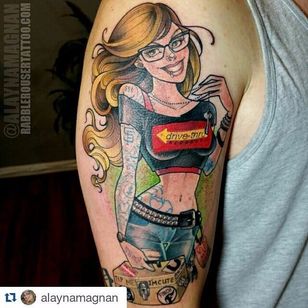 Tatuaje pin-up de chica Merch de Alayna Magnan.  #pinup #neotradicional #AlaynaMagnan #merchgirl