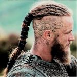 O lendário rei viking Ragnar Lothbrok interpretado por Travis Fimmel na série Vikings #Vikings #headtattoo #nordic #nórdico